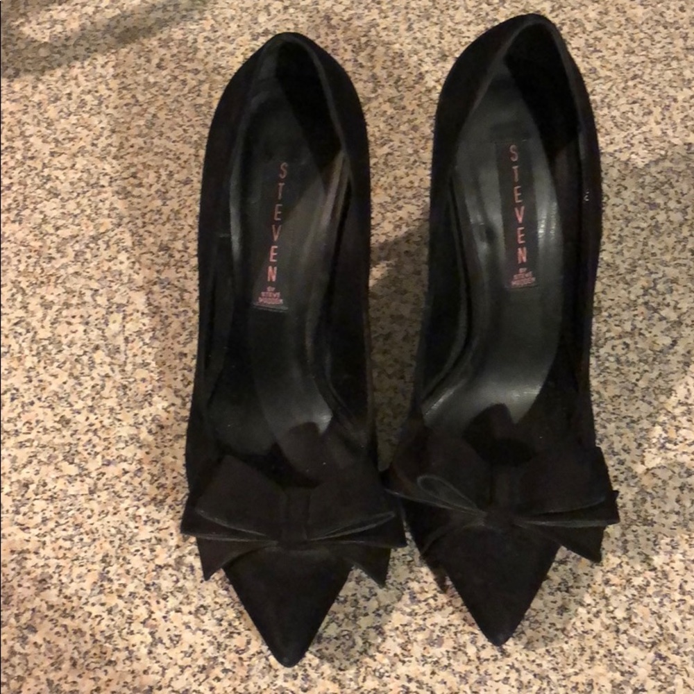 Black heels with bow